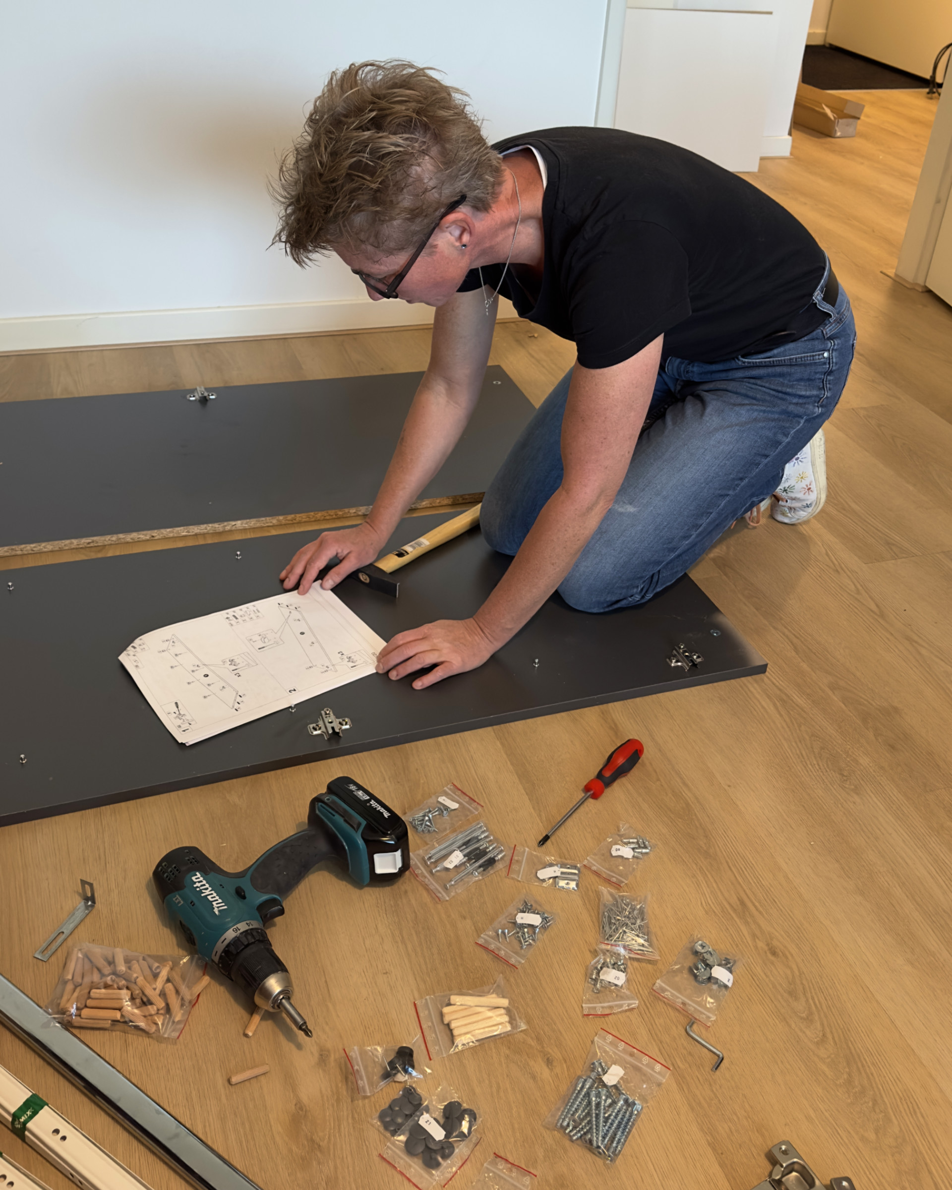 HandigeBarbara zet een kast in elkaar