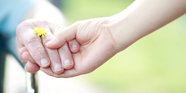 Reikende hand die door een andere hand wordt vastgepakt.