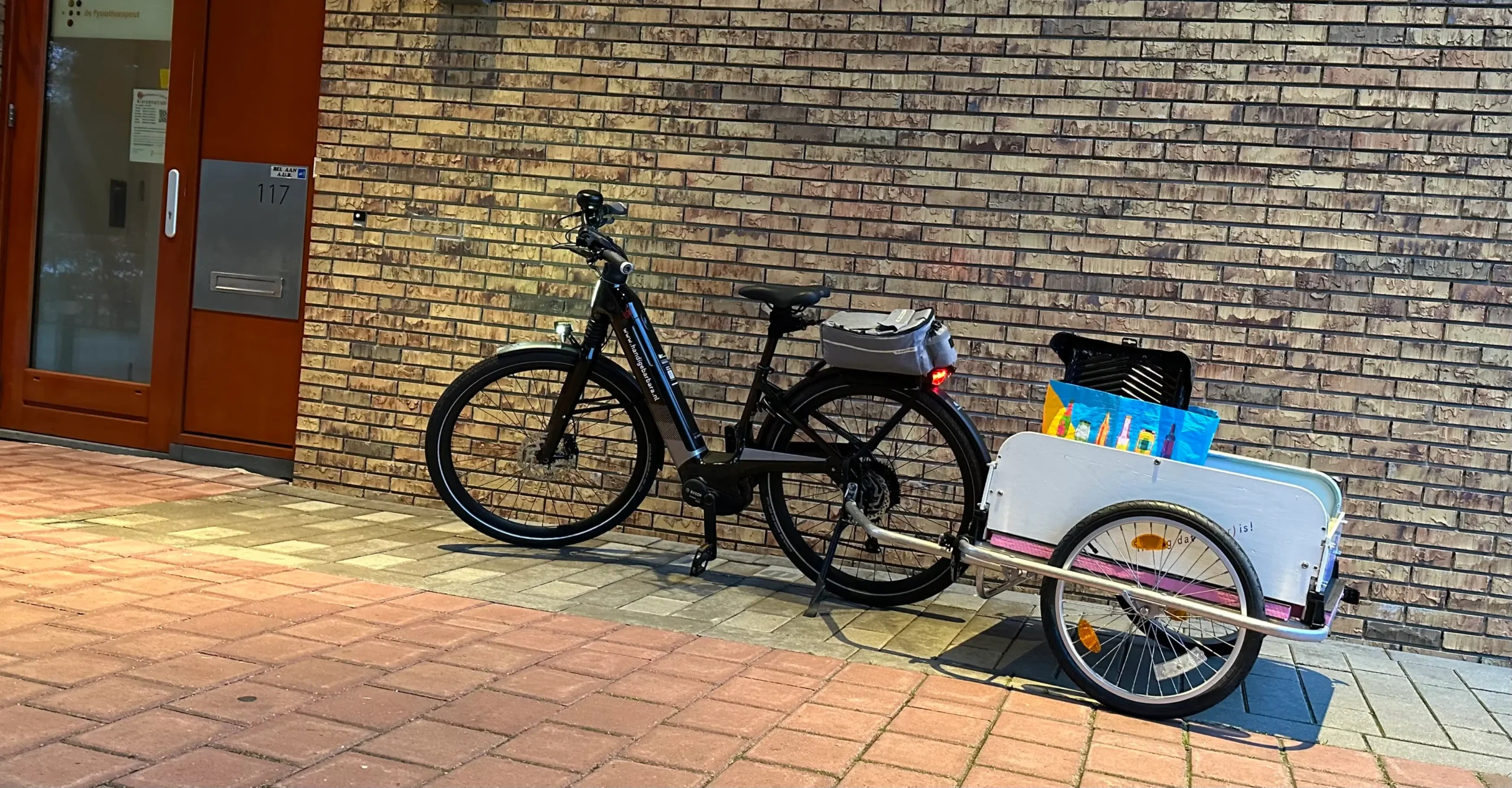 Fiets met kar echter waarmee Barbara Brandt al haar klussen afgaat.